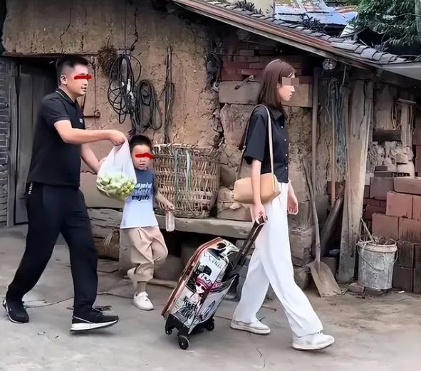 外出称我漂亮不能待在破家爱游戏入口女子返乡后再次(图2)