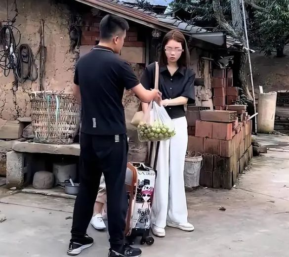 外出称我漂亮不能待在破家爱游戏入口女子返乡后再次(图3)