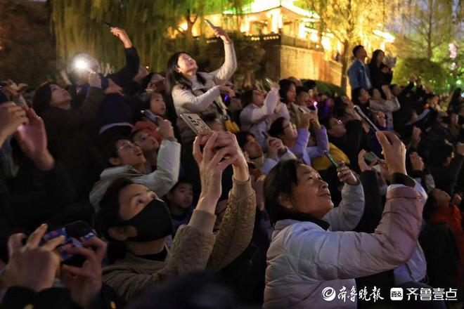 人机大明湖起舞庆祝齐鲁壹点上线十周年爱游戏(ayx)中国网站800架无(图2)