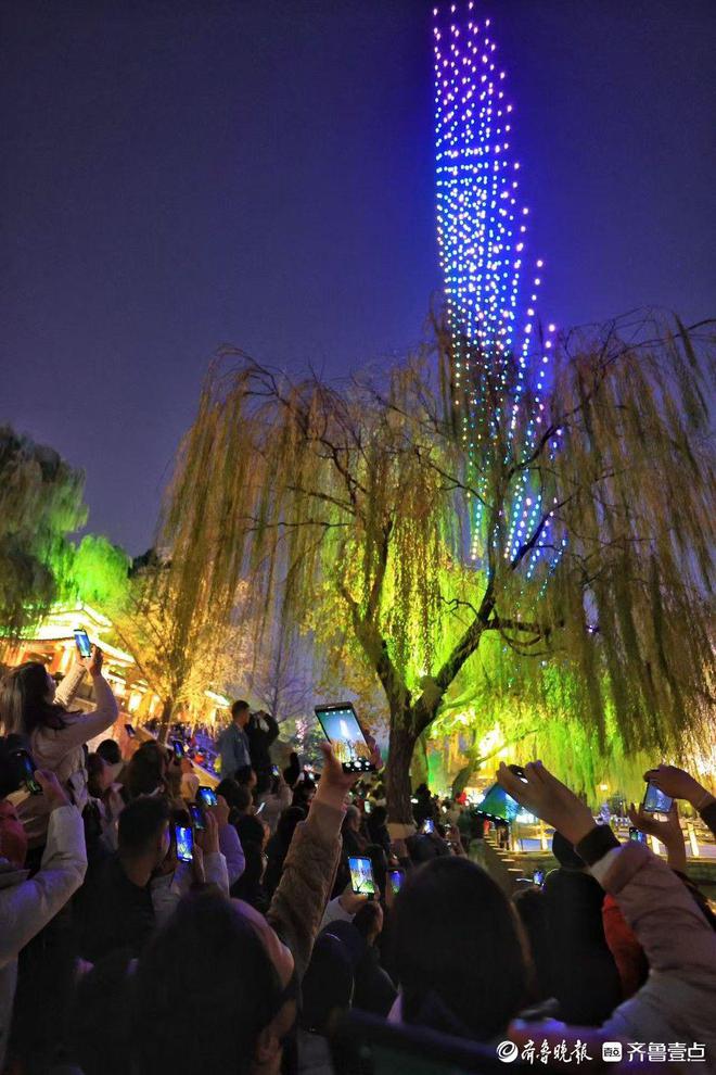人机大明湖起舞庆祝齐鲁壹点上线十周年爱游戏(ayx)中国网站800架无(图1)