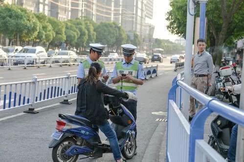 行电动车上路有“5不能”新要求别被罚了才知道ayx爱游戏体育网页版入口2025年2月起执(图4)